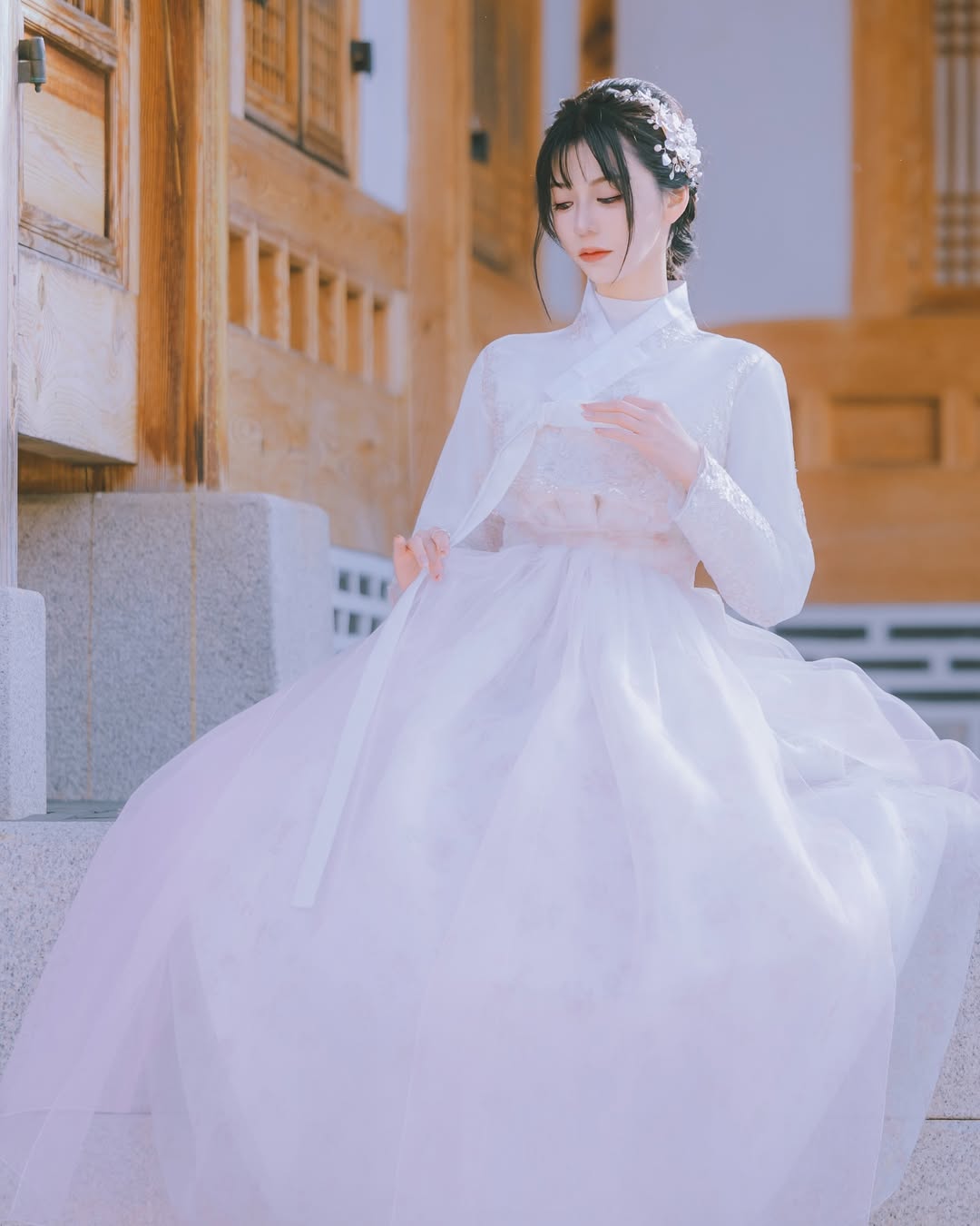 【正妹】卡洛琳韩服装扮下的甜美笑颜，令人怦然心动！