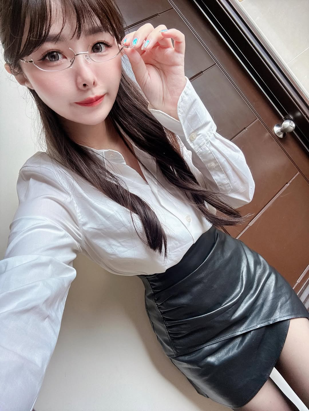 【正妹】Miko制服OL美艳又性感，令人赞不绝口！