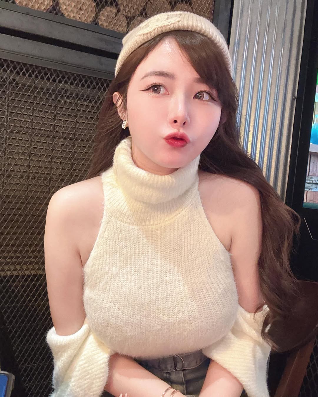 【正妹】Miko制服OL美艳又性感，令人赞不绝口！