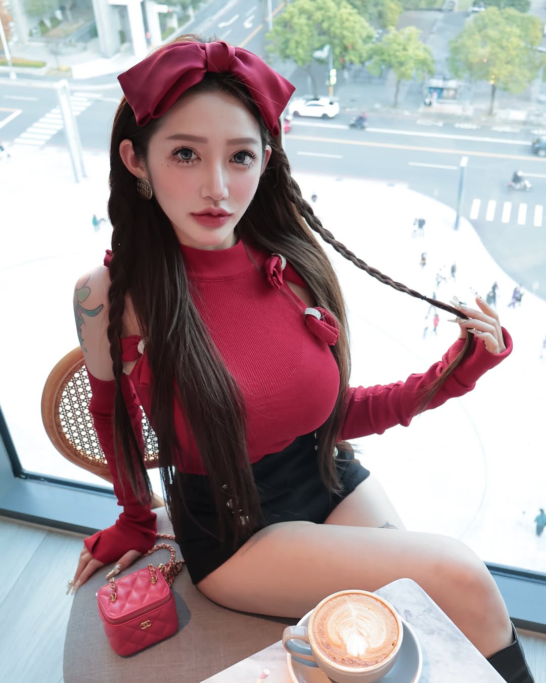 【正妹】黄禧在咖啡厅拍照，好身材与精美的脸蛋一样！