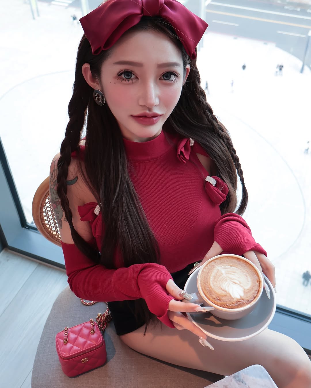 【正妹】黄禧在咖啡厅拍照，好身材与精美的脸蛋一样！