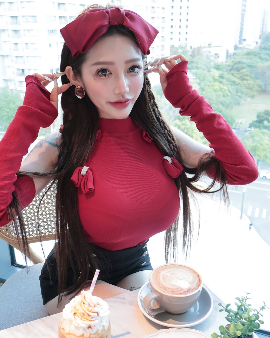 【正妹】黄禧在咖啡厅拍照，好身材与精美的脸蛋一样！