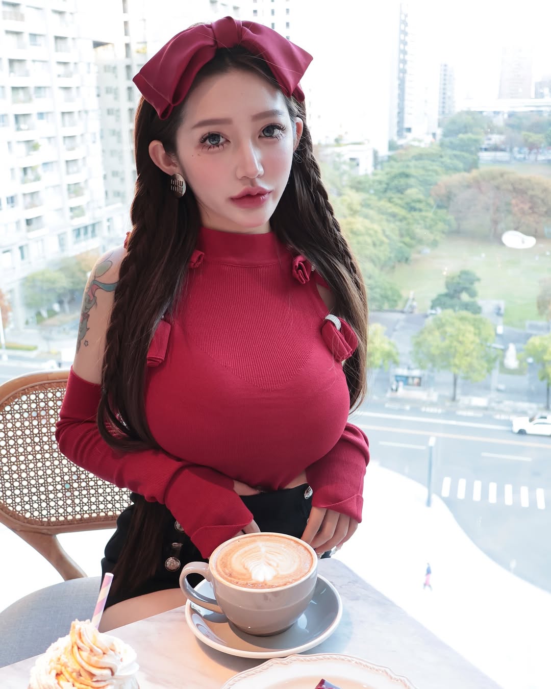 【正妹】黄禧在咖啡厅拍照，好身材与精美的脸蛋一样！