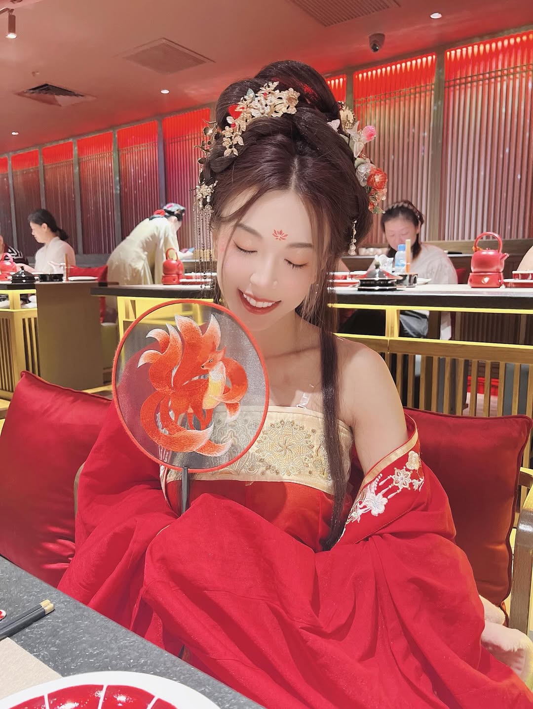 【正妹】赵倍儿古装在餐厅打卡，拍照精美迷人的笑颜！