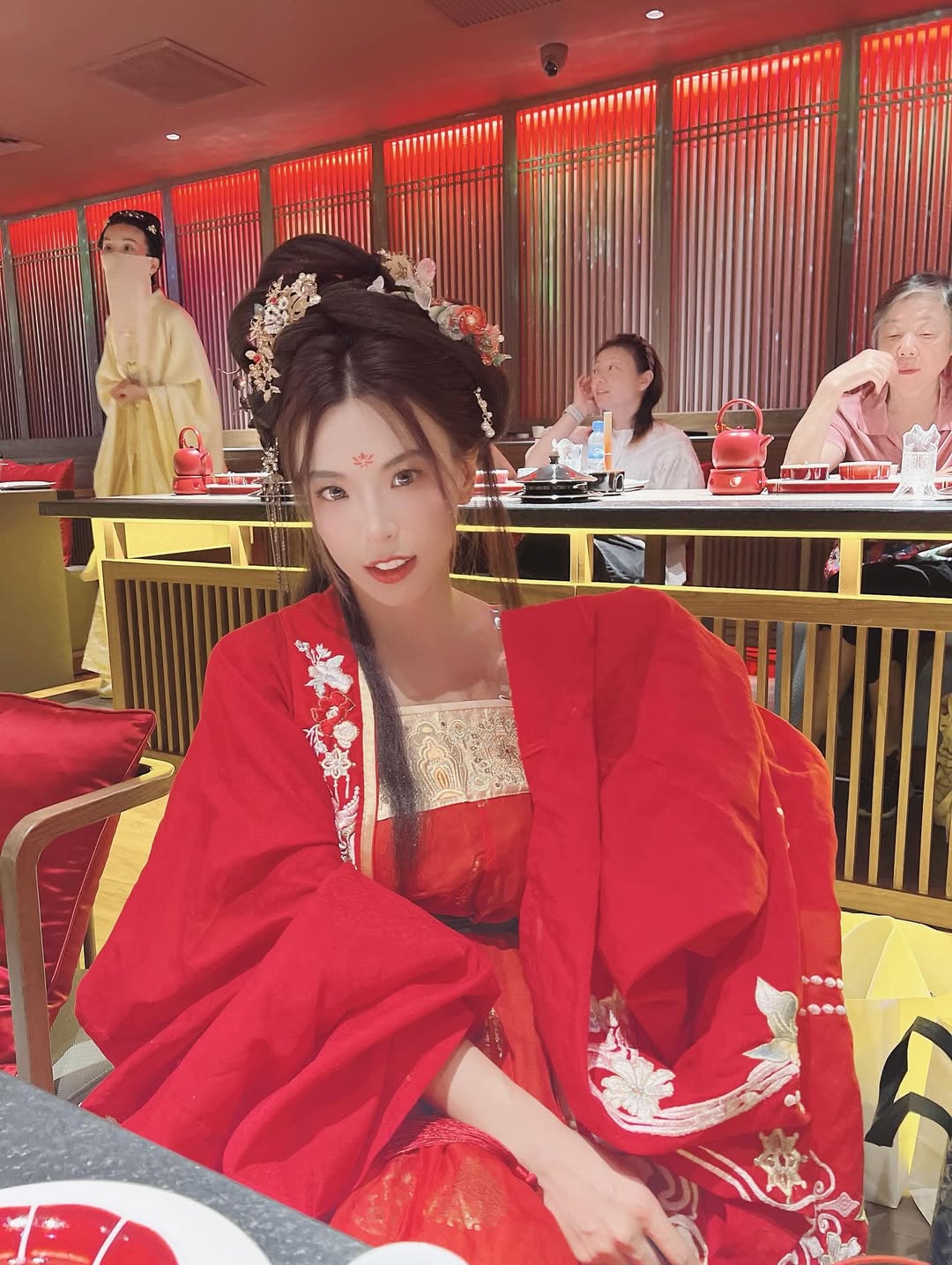 【正妹】赵倍儿古装在餐厅打卡，拍照精美迷人的笑颜！