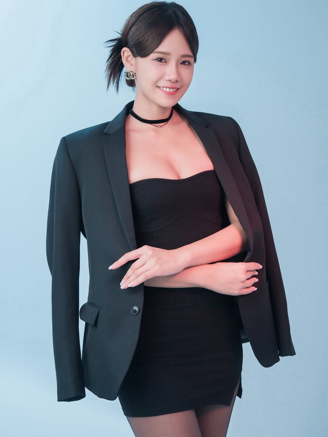 【正妹】晞晞黑丝职业装笑的时刻，眼神让人无法招架！