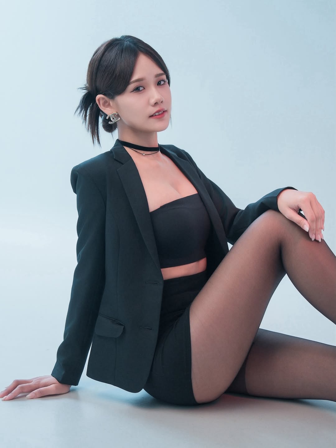 【正妹】晞晞黑丝职业装笑的时刻，眼神让人无法招架！