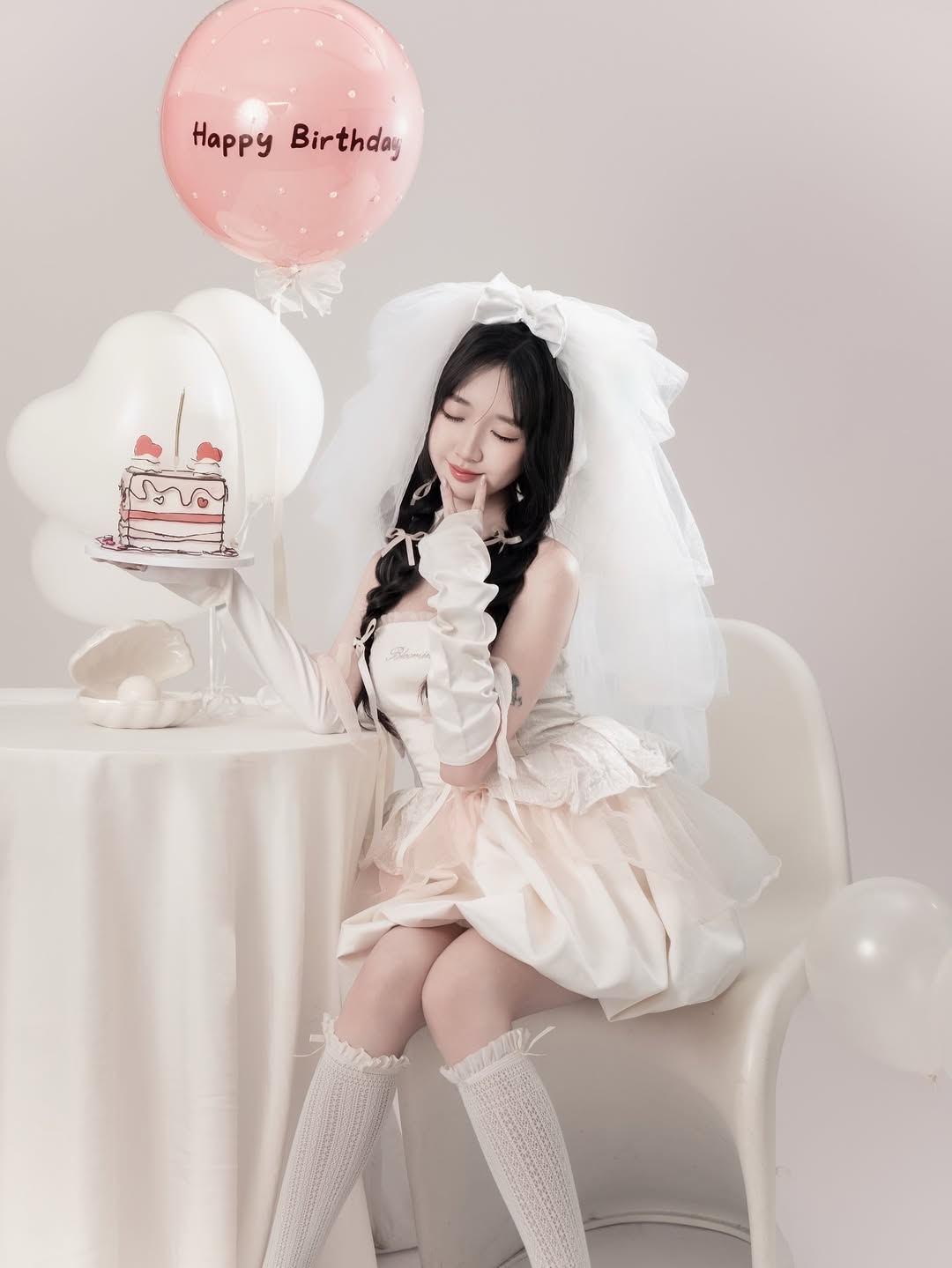 【正妹】孟孟婚纱拍照，可爱女孩看似清纯又可爱！