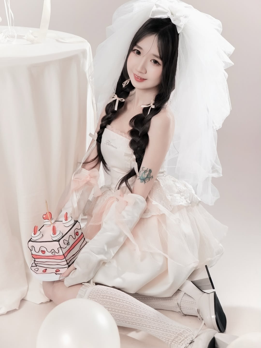 【正妹】孟孟婚纱拍照，可爱女孩看似清纯又可爱！