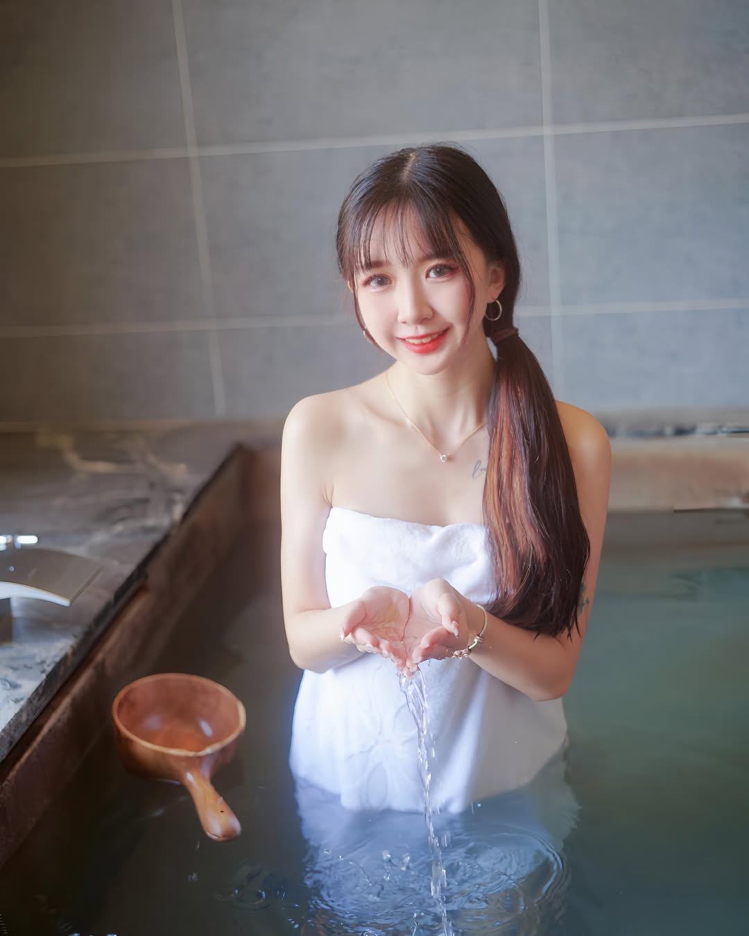 【正妹】孟孟温泉泡澡浴，照甜美的模样满满的恋爱感！