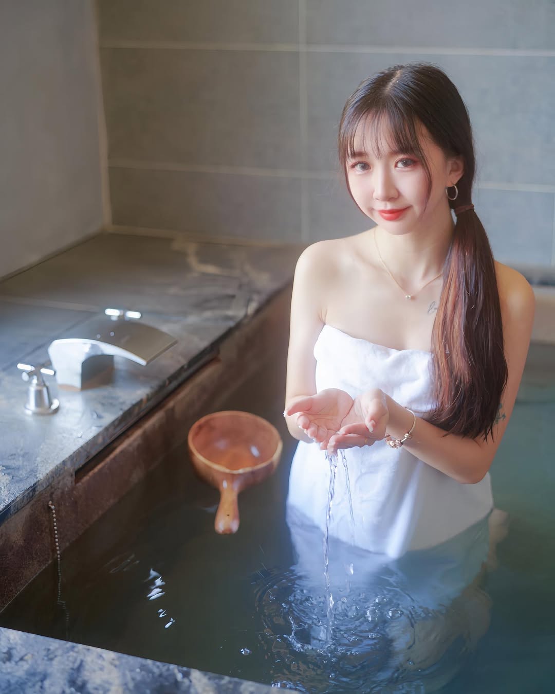 【正妹】孟孟温泉泡澡浴,照甜美的模样满满的恋爱感!