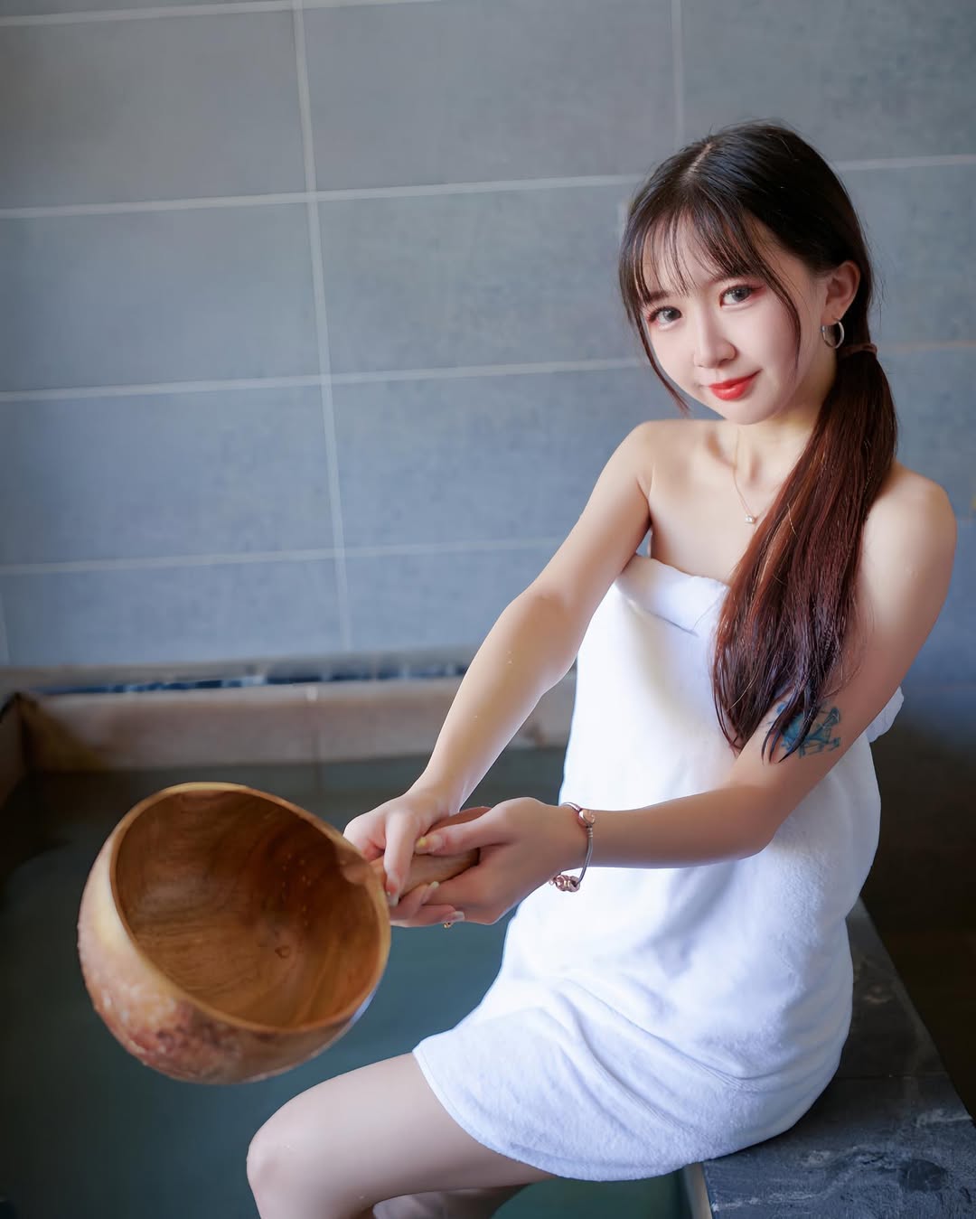 【正妹】孟孟温泉泡澡浴,照甜美的模样满满的恋爱感!