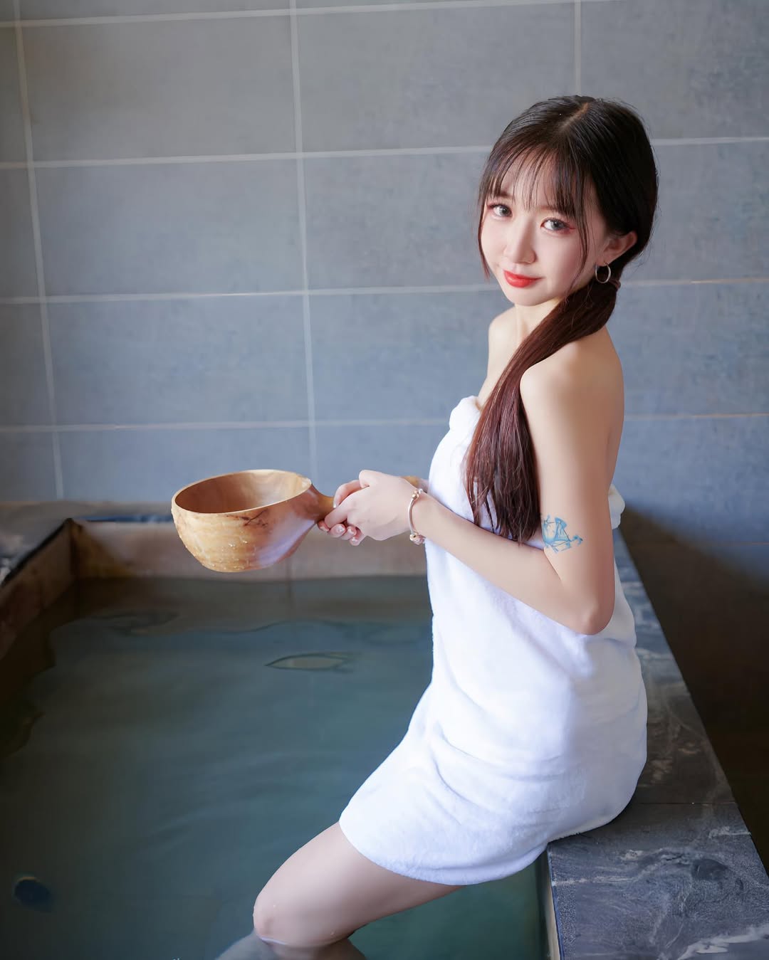 【正妹】孟孟温泉泡澡浴,照甜美的模样满满的恋爱感!