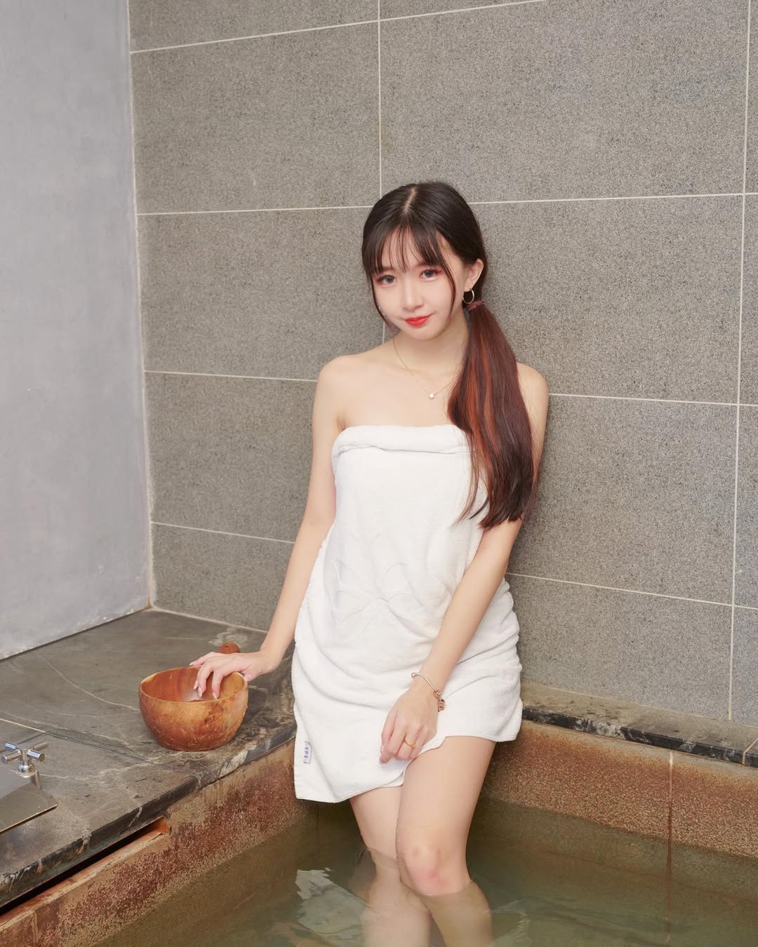 【正妹】孟孟温泉泡澡浴,照甜美的模样满满的恋爱感!