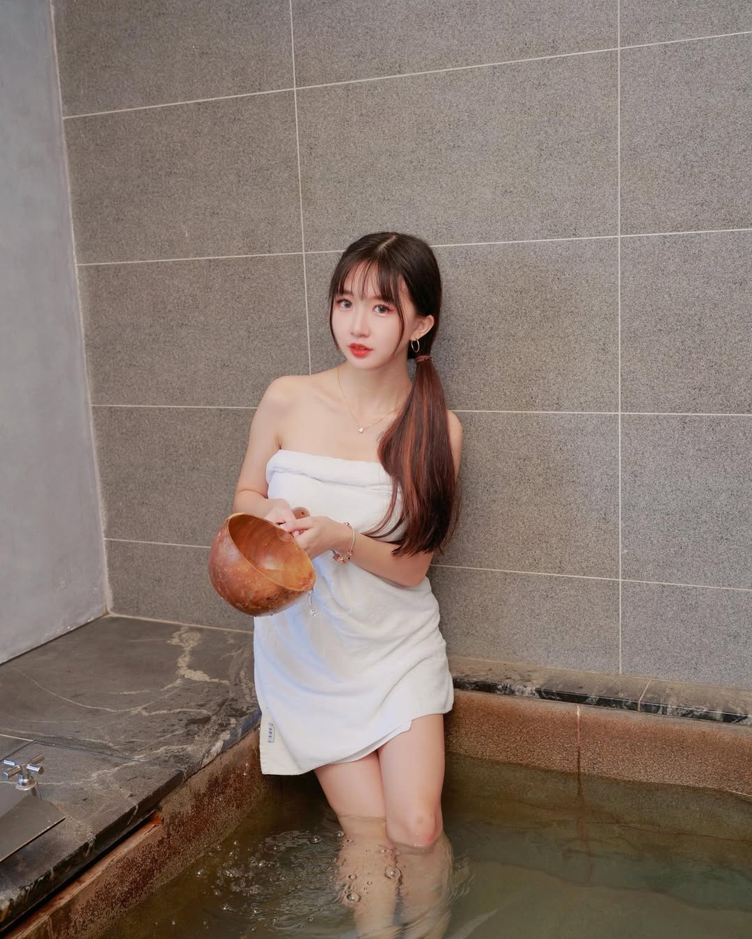 【正妹】孟孟温泉泡澡浴,照甜美的模样满满的恋爱感!