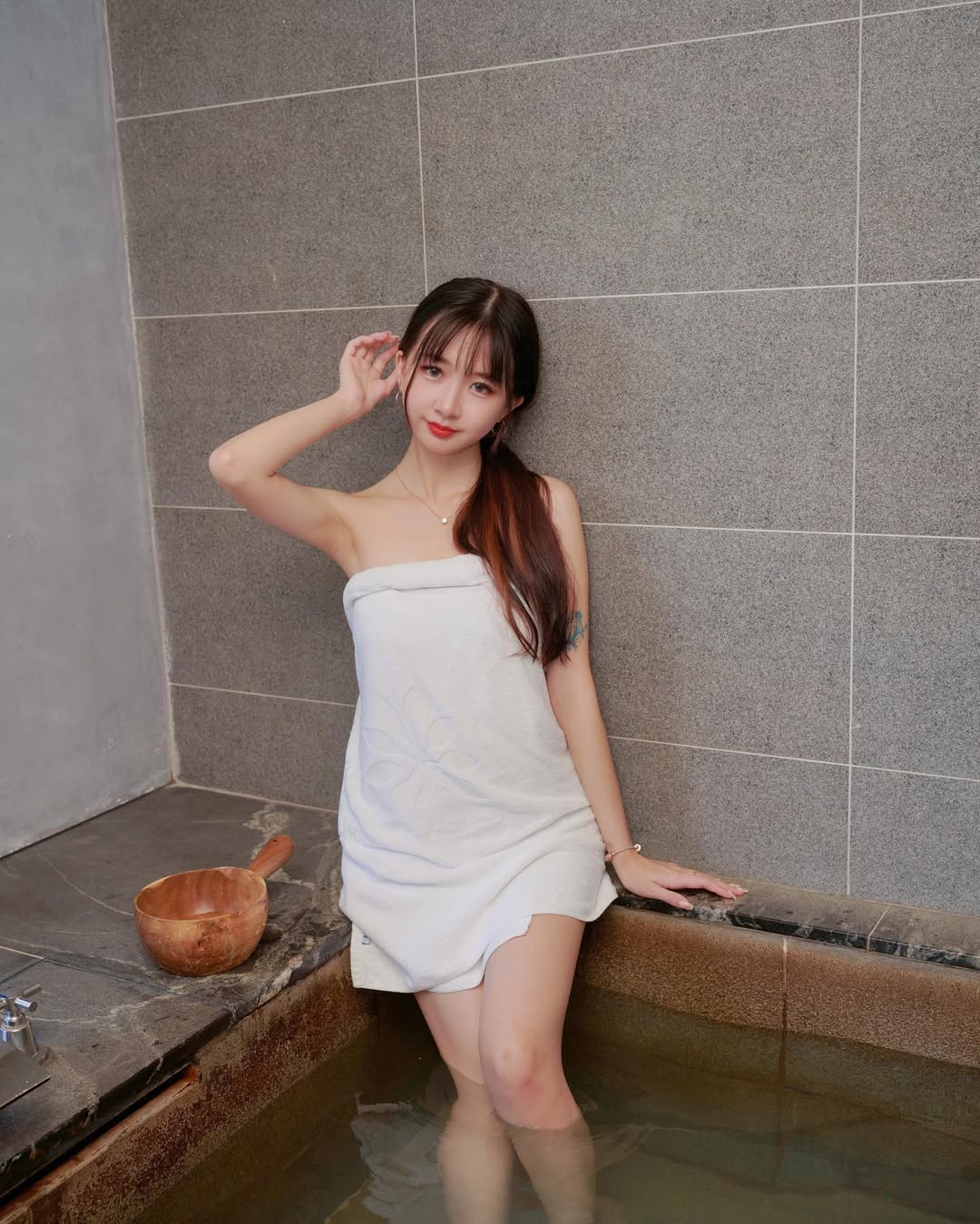 【正妹】孟孟温泉泡澡浴,照甜美的模样满满的恋爱感!