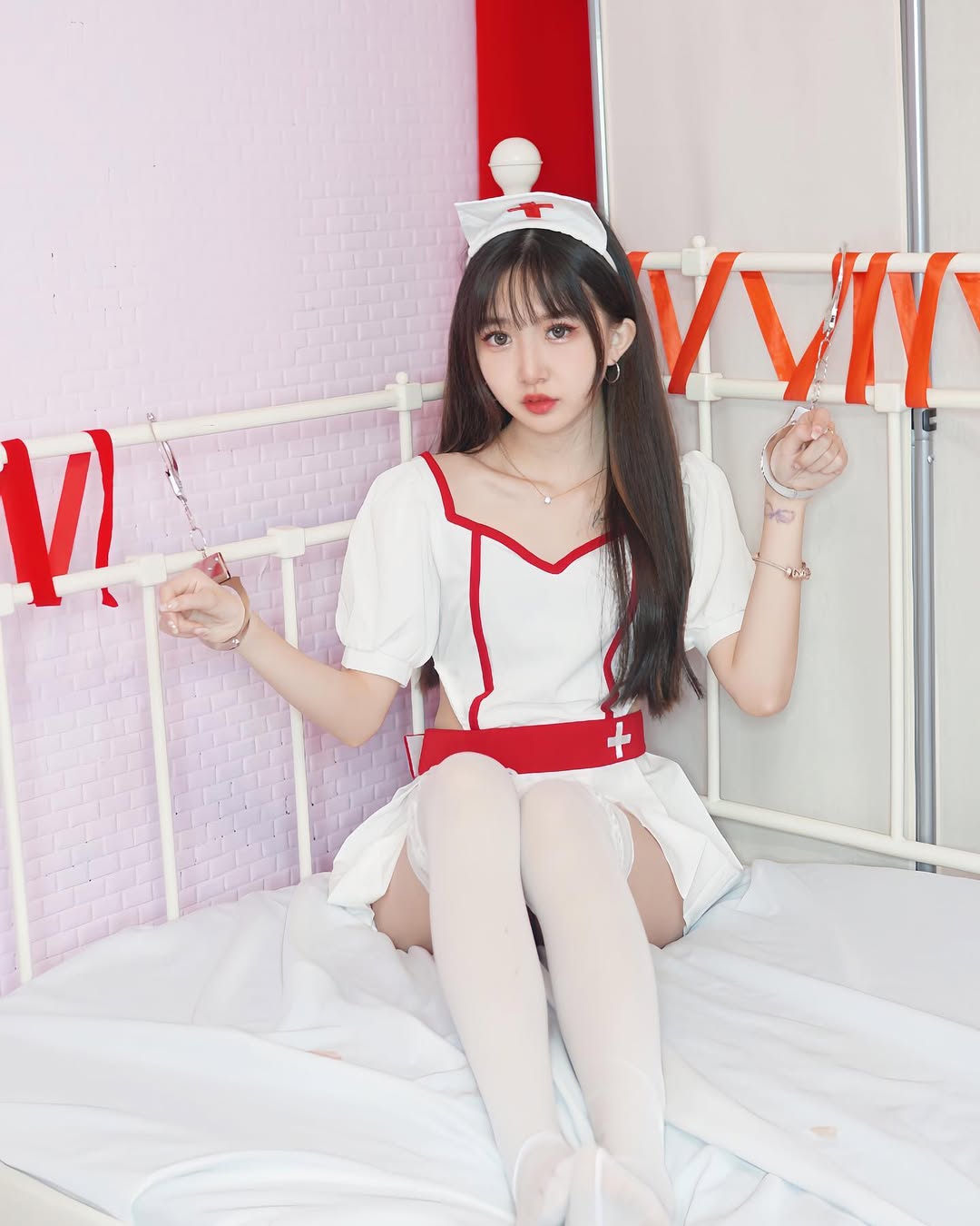 【正妹】孟孟白丝COS小护士，令人怦然心动的画面！