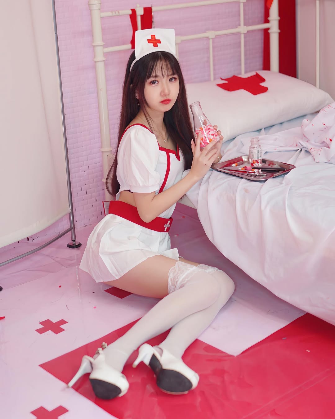 【正妹】孟孟白丝COS小护士，令人怦然心动的画面！