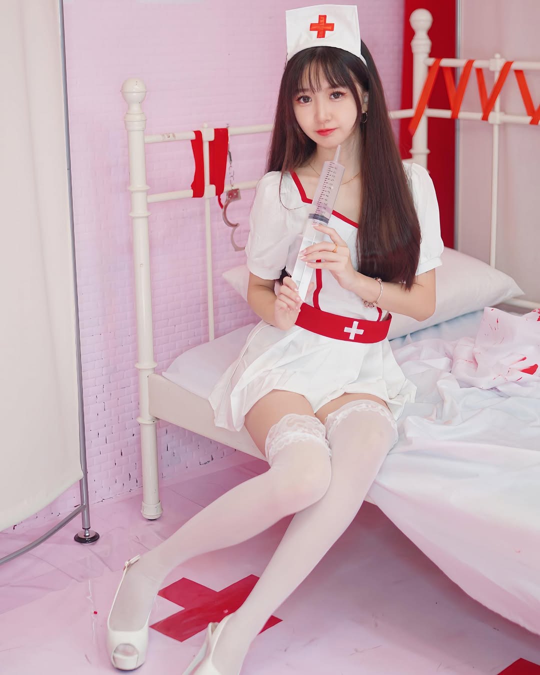 【正妹】孟孟白丝COS小护士，令人怦然心动的画面！