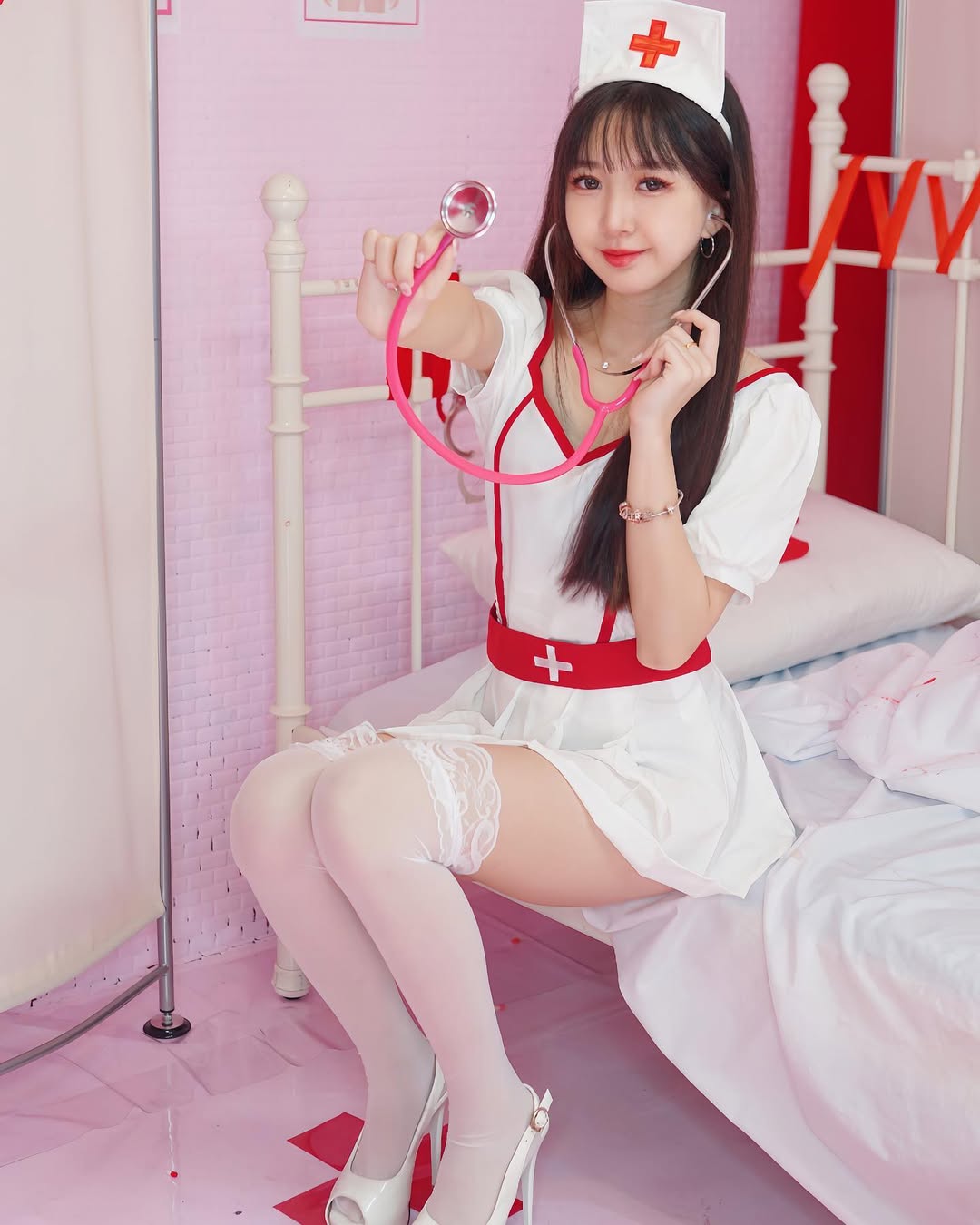 【正妹】孟孟白丝COS小护士，令人怦然心动的画面！