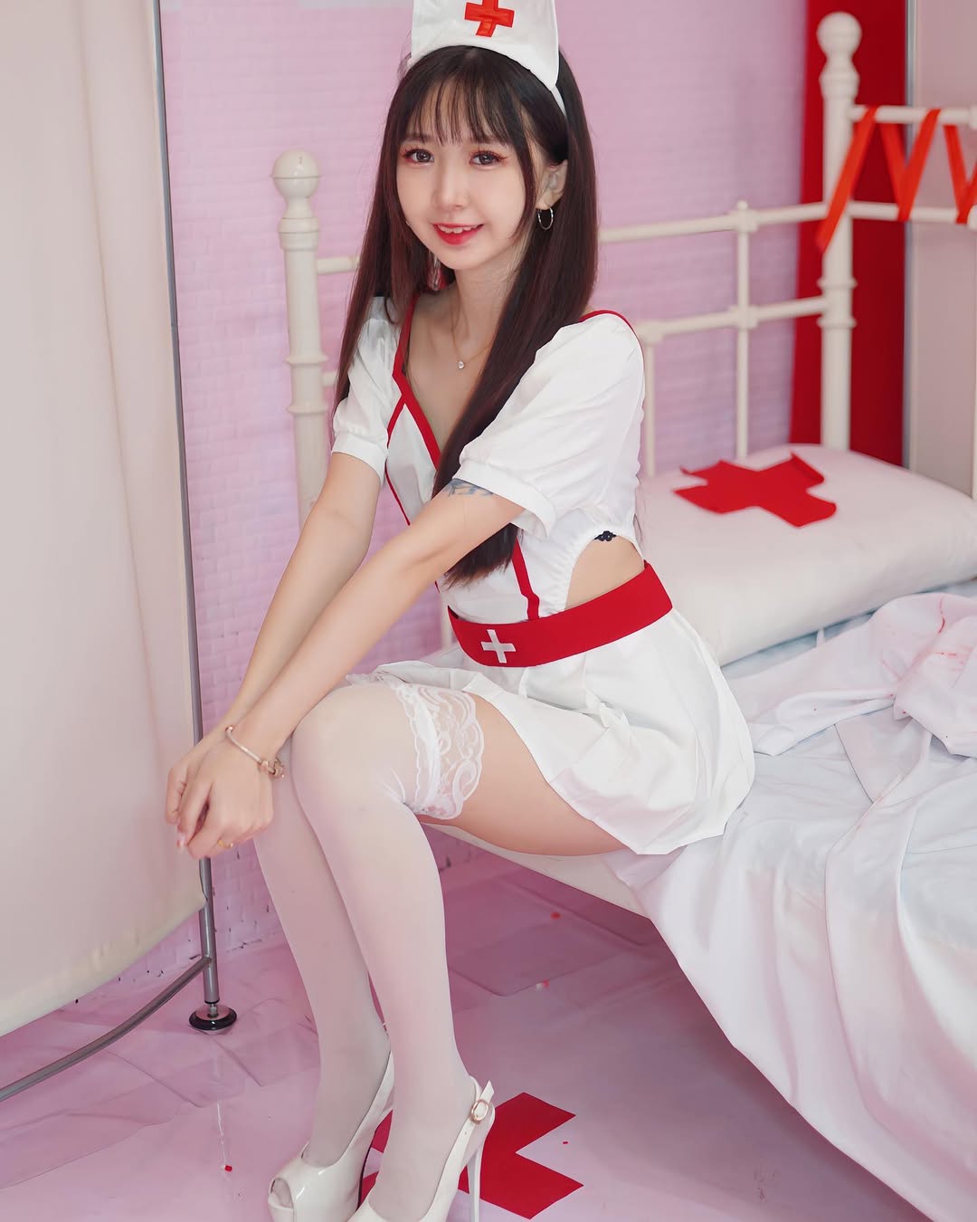 【正妹】孟孟白丝COS小护士，令人怦然心动的画面！