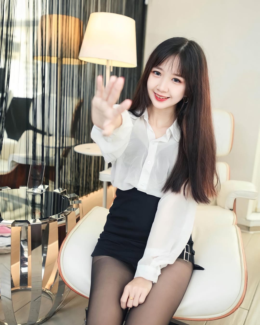 【正妹】孟孟黑丝制服OL 干练和柔美完美融合!