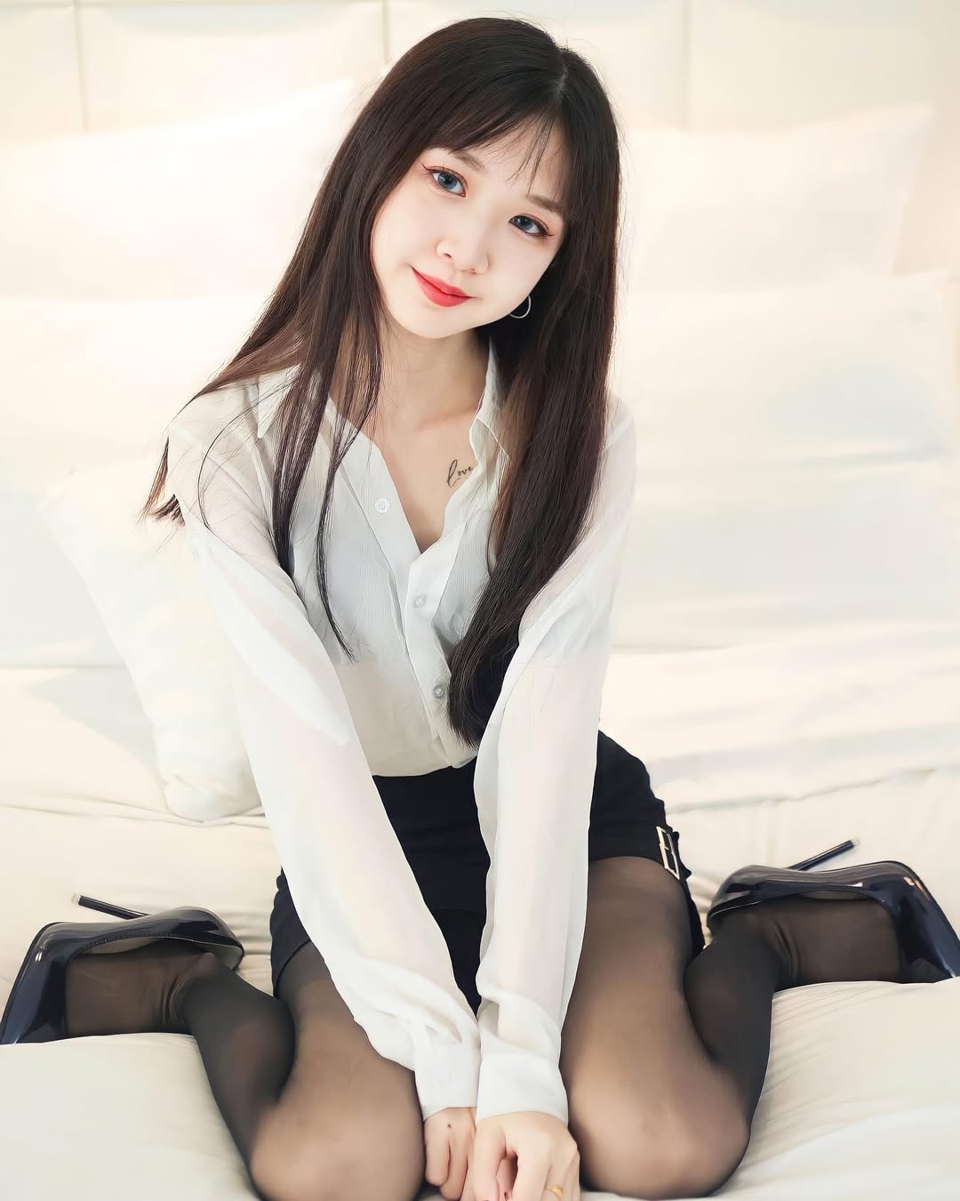 【正妹】孟孟黑丝制服OL 干练和柔美完美融合!