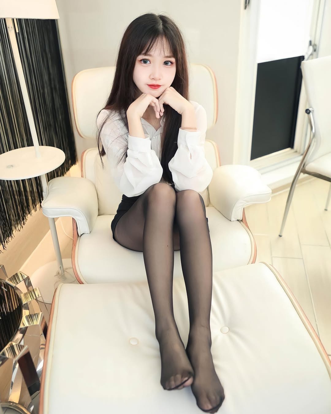 【正妹】孟孟黑丝制服OL 干练和柔美完美融合!