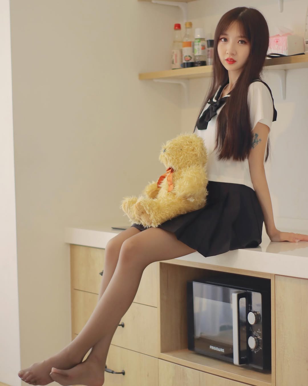 【正妹】孟孟黑丝JK制服甜美，让人忍不住多看一眼！