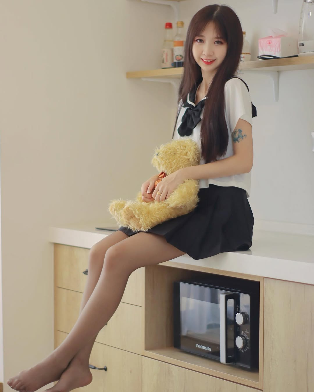 【正妹】孟孟黑丝JK制服甜美，让人忍不住多看一眼！