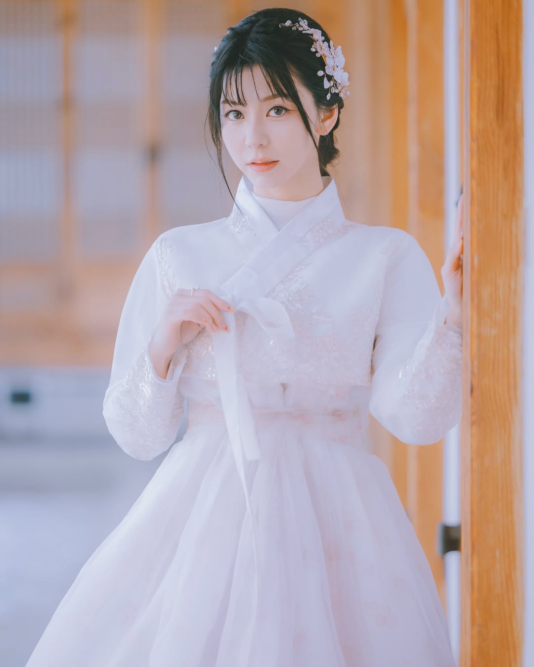 【正妹】卡洛琳韩服：搭上甜美的笑颜更令人陶醉！