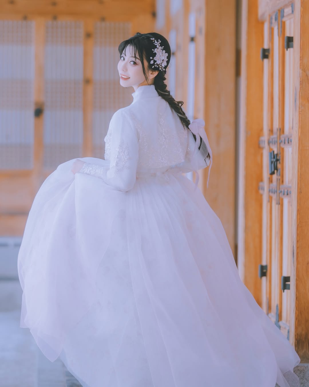 【正妹】卡洛琳韩服：搭上甜美的笑颜更令人陶醉！