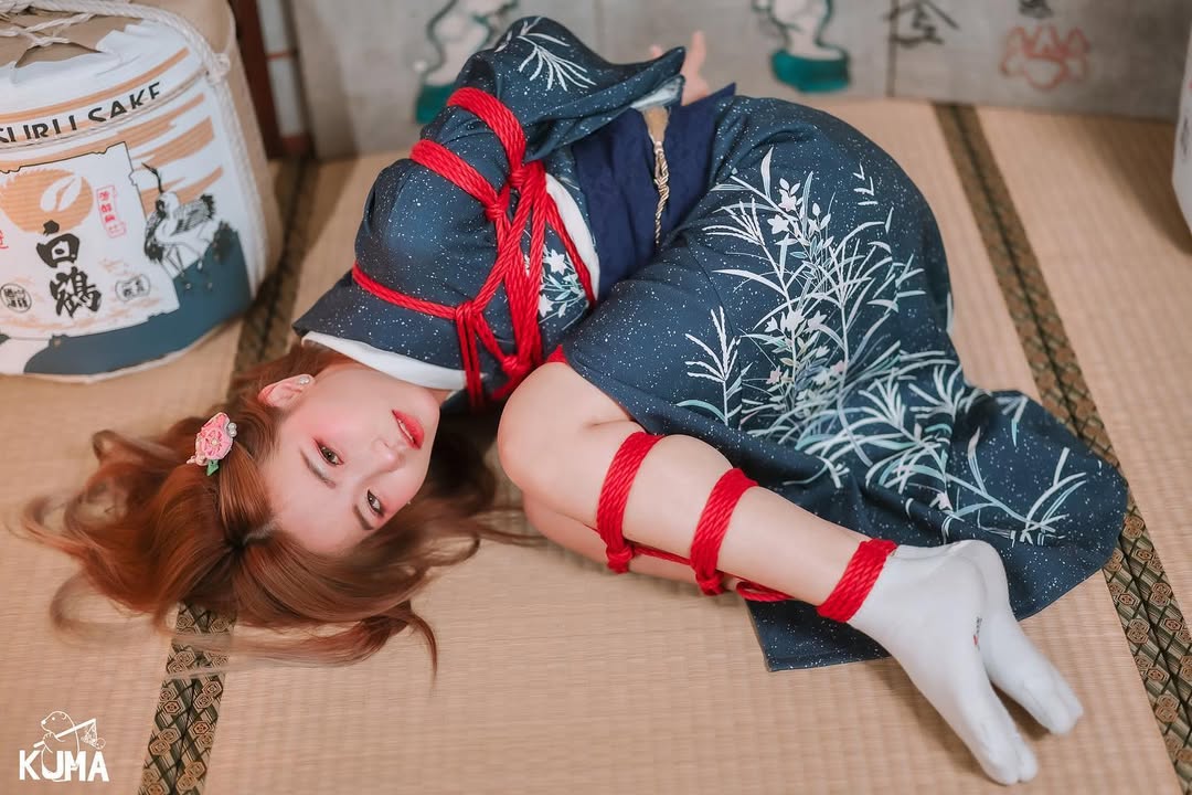 【正妹】小艾啾啾日本和服绳缚写真,眨眨媚眼让人无法抗拒!