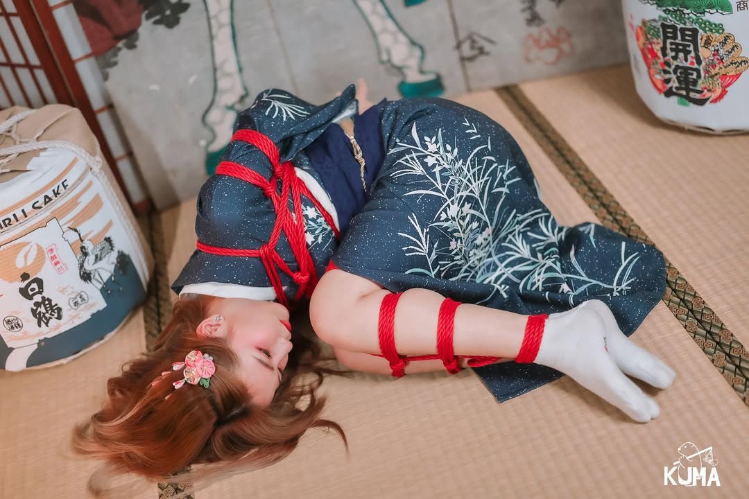 【正妹】小艾啾啾日本和服绳缚写真,眨眨媚眼让人无法抗拒!