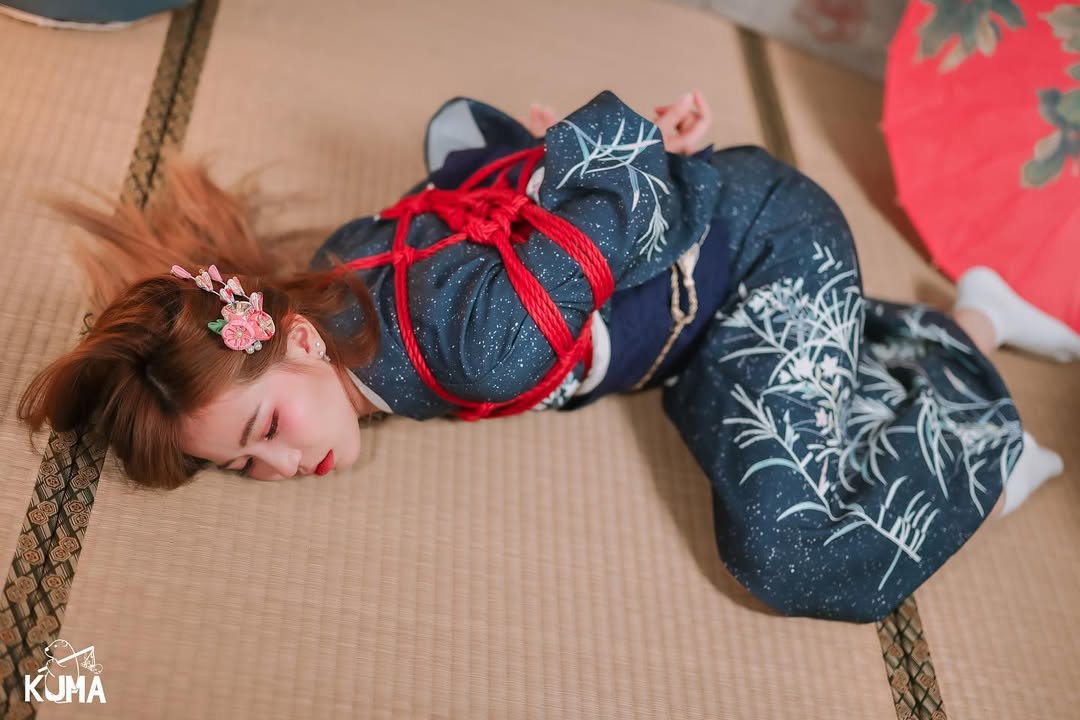 【正妹】小艾啾啾日本和服绳缚写真,眨眨媚眼让人无法抗拒!