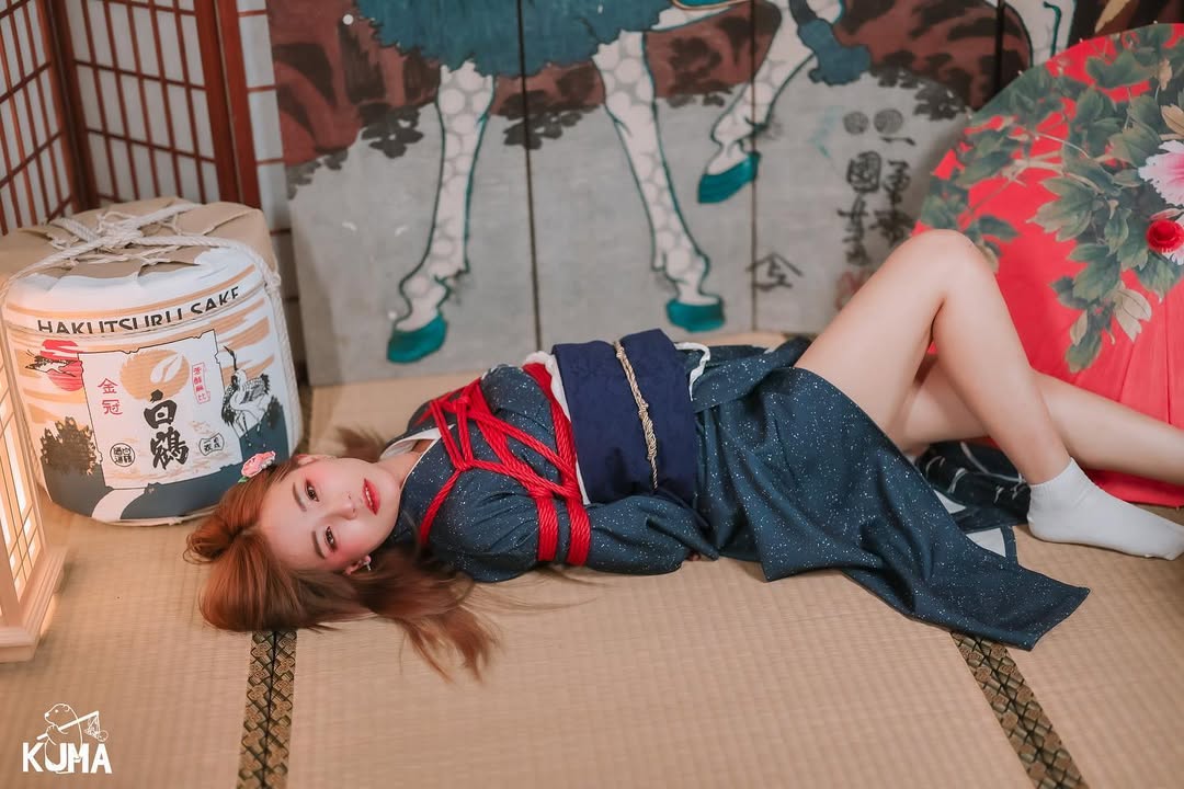 【正妹】小艾啾啾日本和服绳缚写真,眨眨媚眼让人无法抗拒!