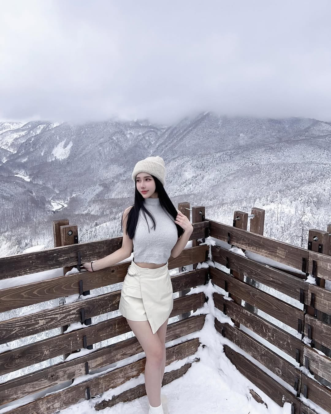 【正妹】梦梦雪景拍照窈窕的姿态，冰雪童话世界！