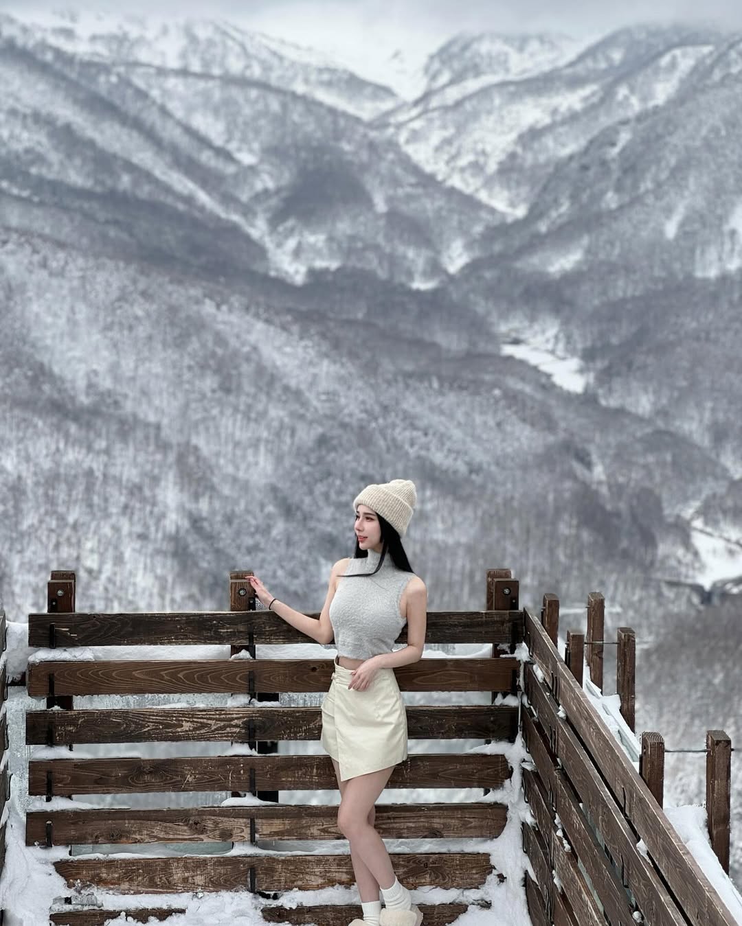 【正妹】梦梦雪景拍照窈窕的姿态，冰雪童话世界！