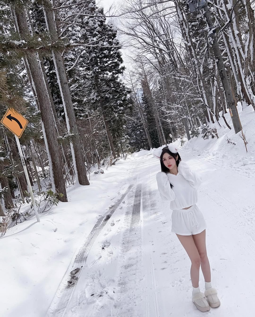 【正妹】梦梦雪景拍照窈窕的姿态，冰雪童话世界！