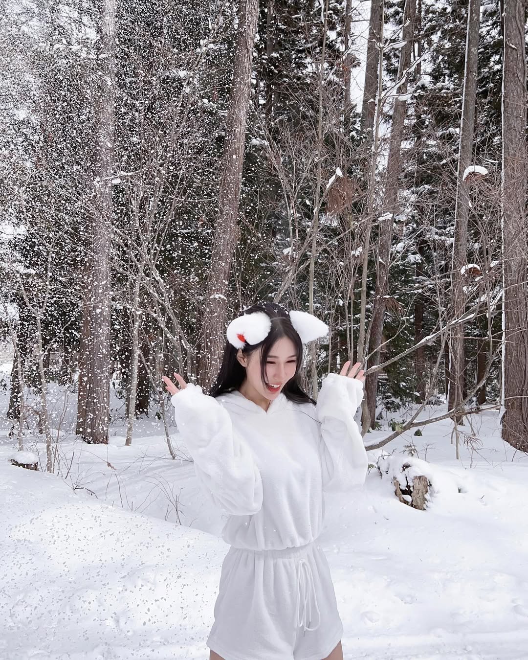 【正妹】梦梦雪景拍照窈窕的姿态，冰雪童话世界！