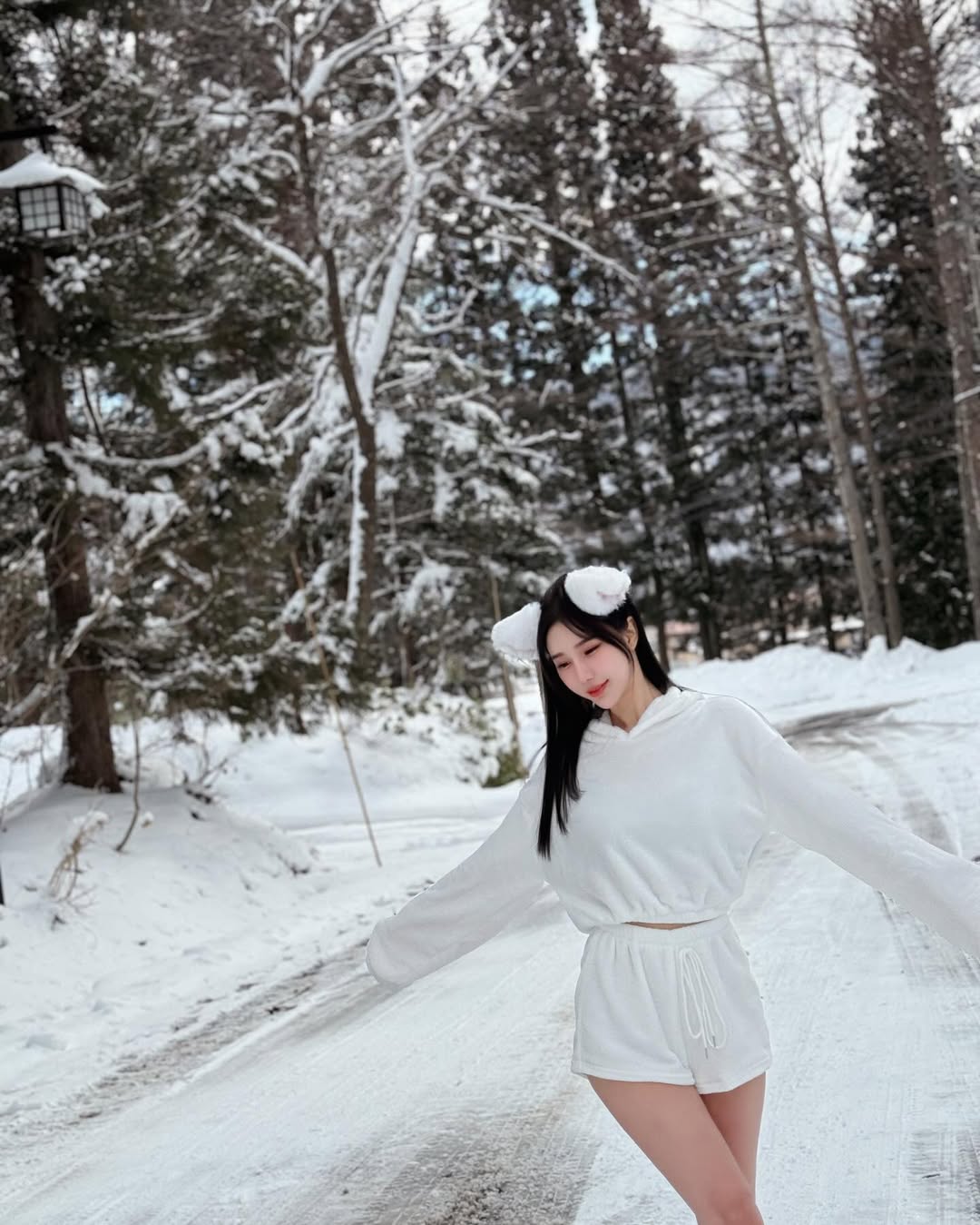 【正妹】梦梦雪景拍照窈窕的姿态，冰雪童话世界！