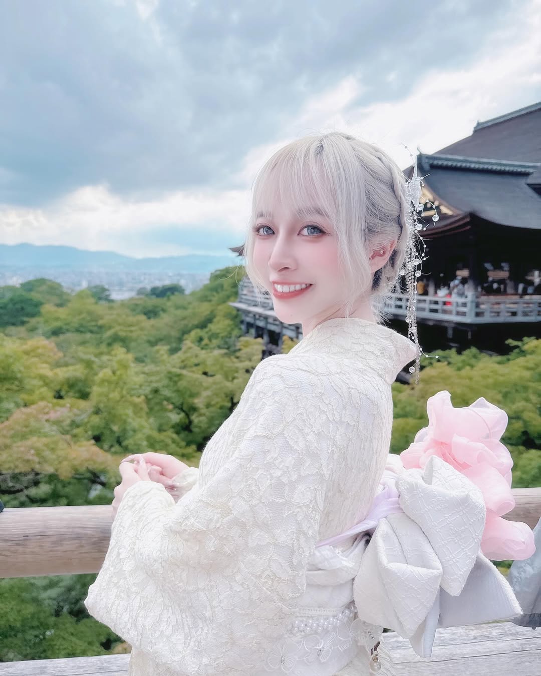 【正妹】岚芯语和服之美：完美颜值与婀娜曲线！