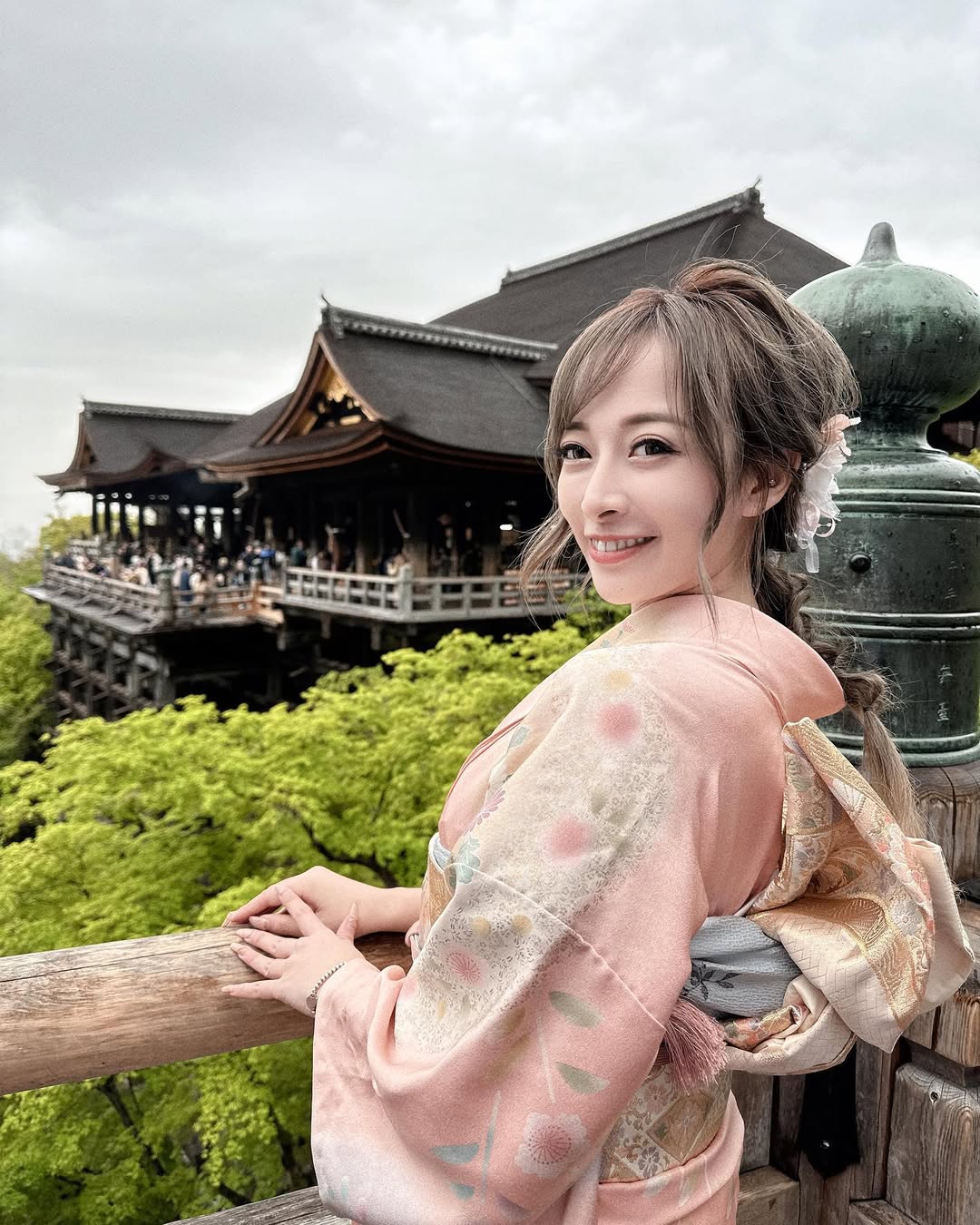 【正妹】岚芯语和服之美：完美颜值与婀娜曲线！