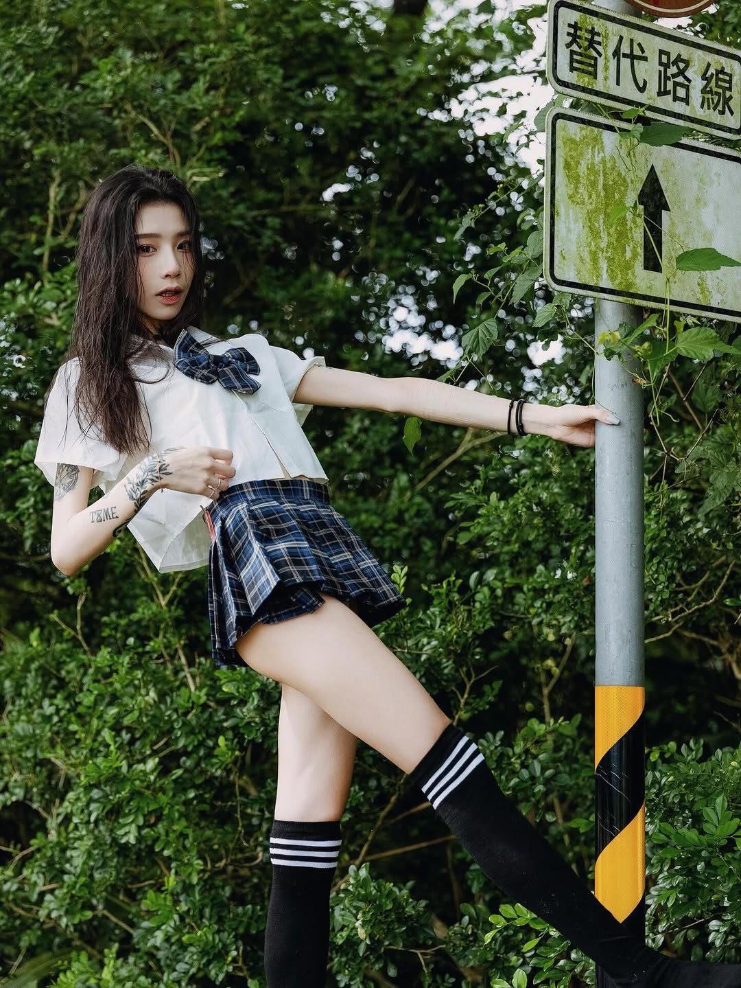 【正妹】宝尼穿着高校生制服，性感又迷人！