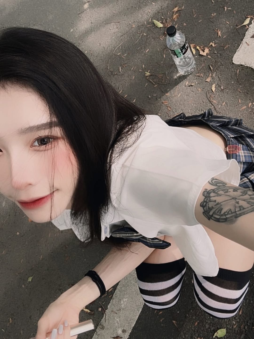 【正妹】宝尼穿着高校生制服，性感又迷人！