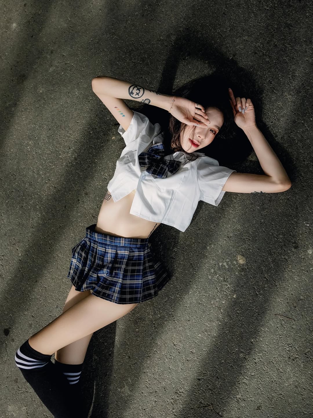 【正妹】宝尼穿着高校生制服，性感又迷人！