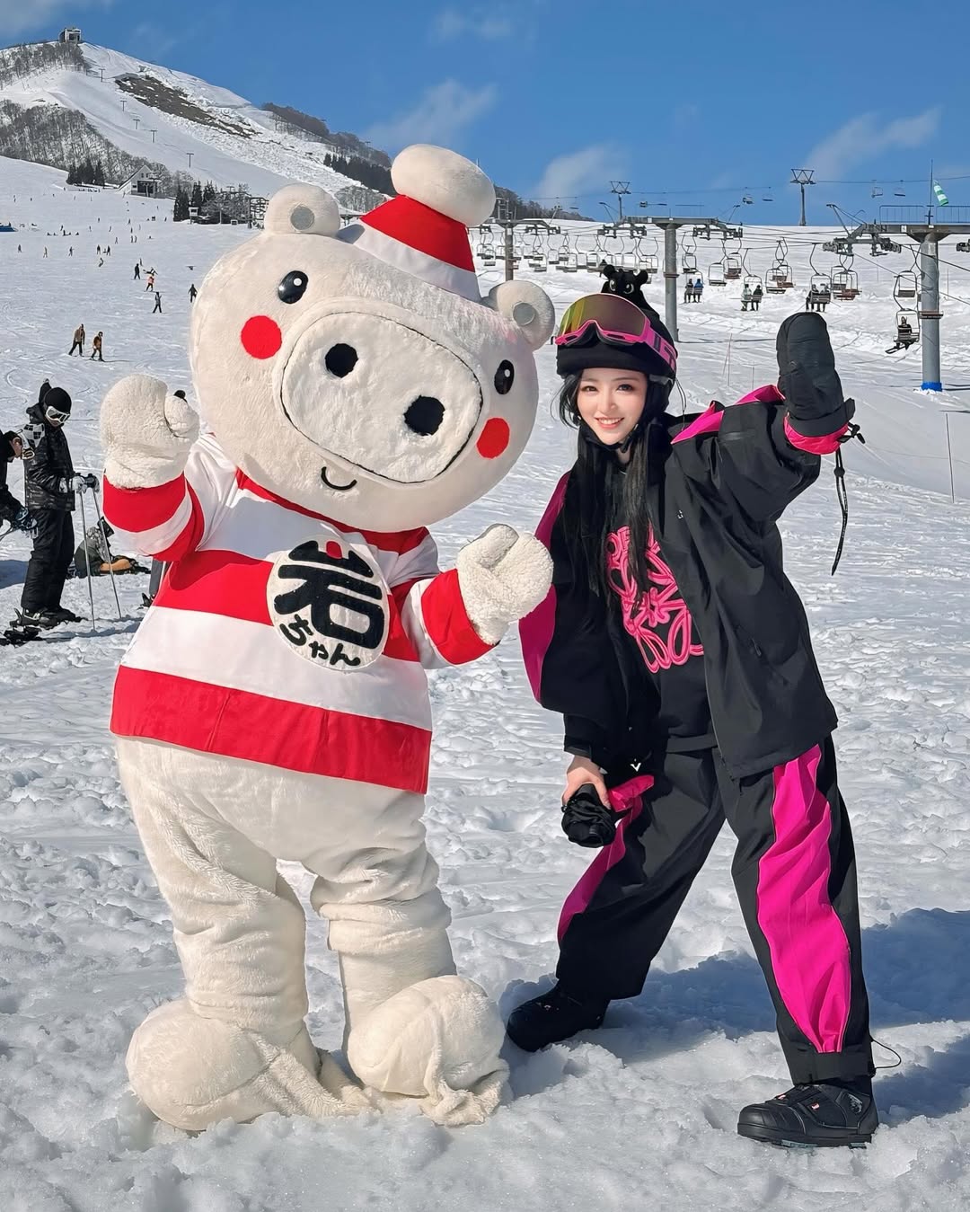 【正妹】谢立琪Kiki 单板滑雪场拍照， 气质超优笑容超甜的她！