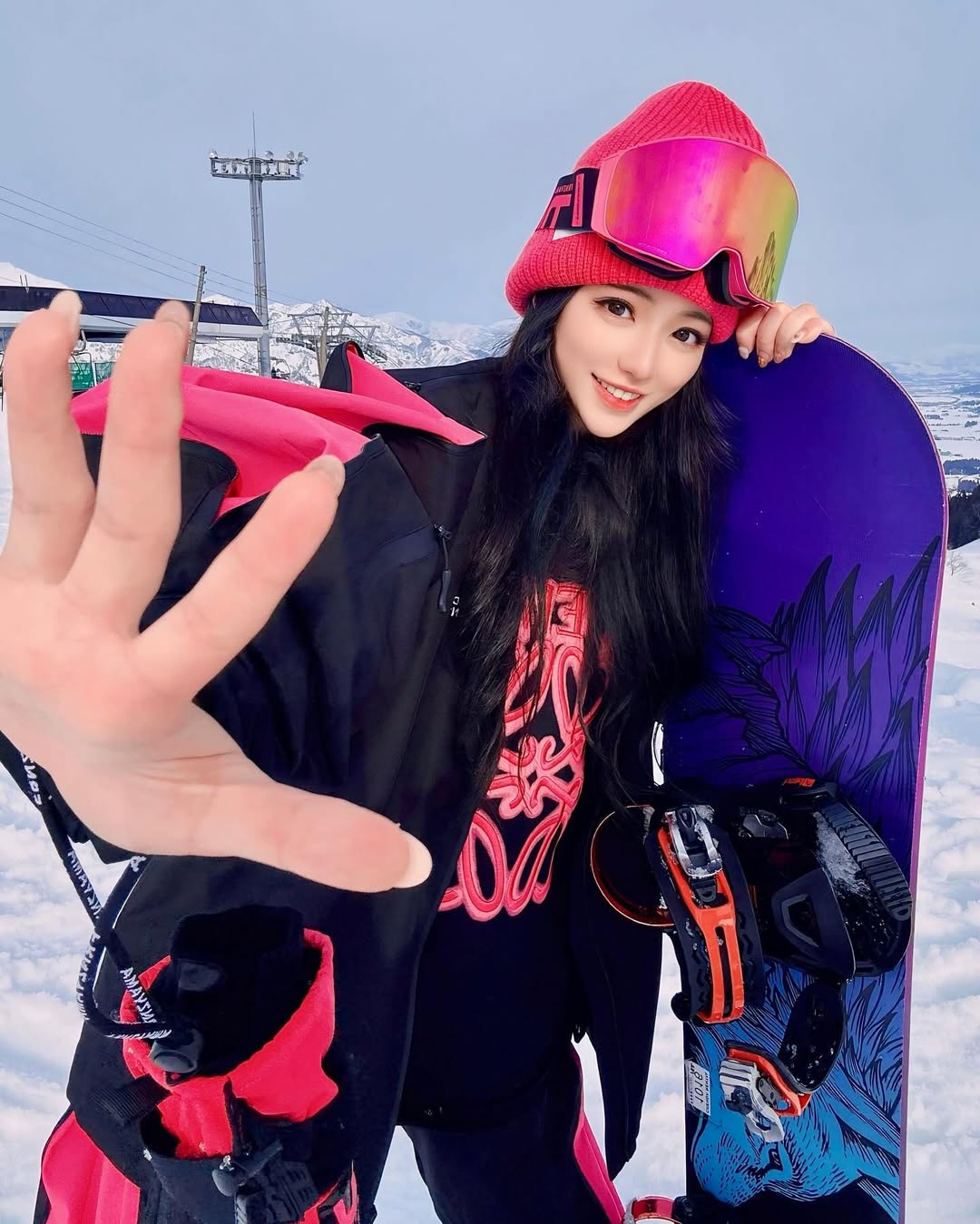 【正妹】谢立琪Kiki 单板滑雪场拍照， 气质超优笑容超甜的她！