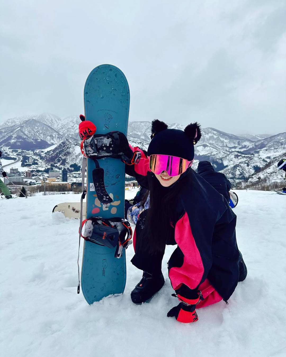 【正妹】谢立琪Kiki 单板滑雪场拍照， 气质超优笑容超甜的她！