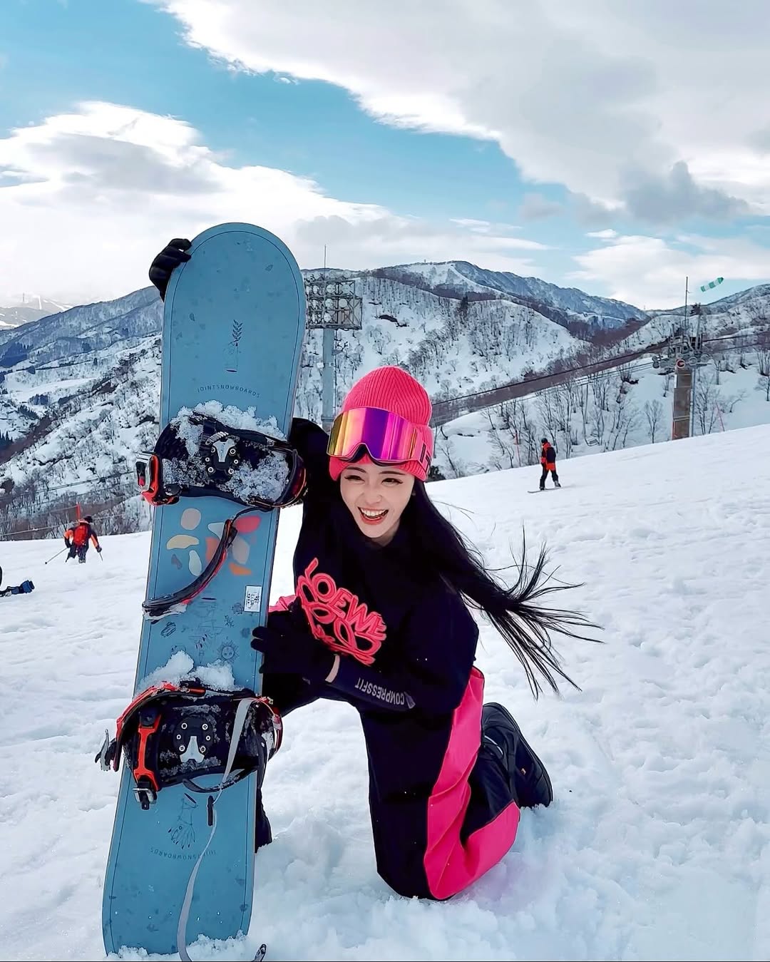 【正妹】谢立琪Kiki 单板滑雪场拍照， 气质超优笑容超甜的她！